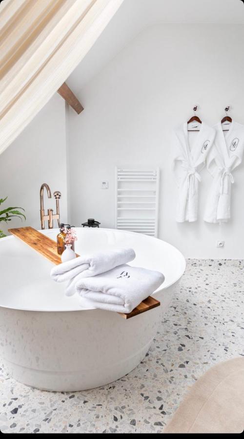 La Grande Maison Lgm Lesches 外观 照片